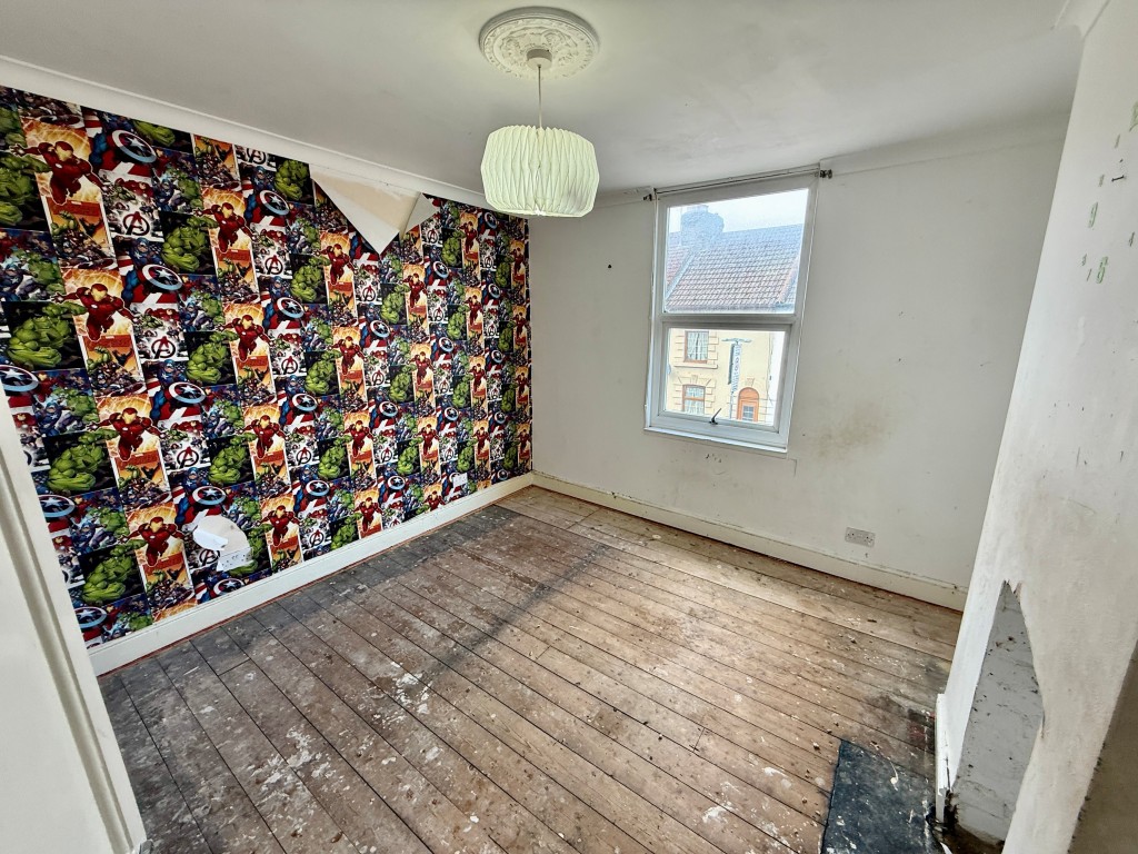 Lot: 76 - TERRACE HOUSE FOR REFURBISHMENT - Bedroom two